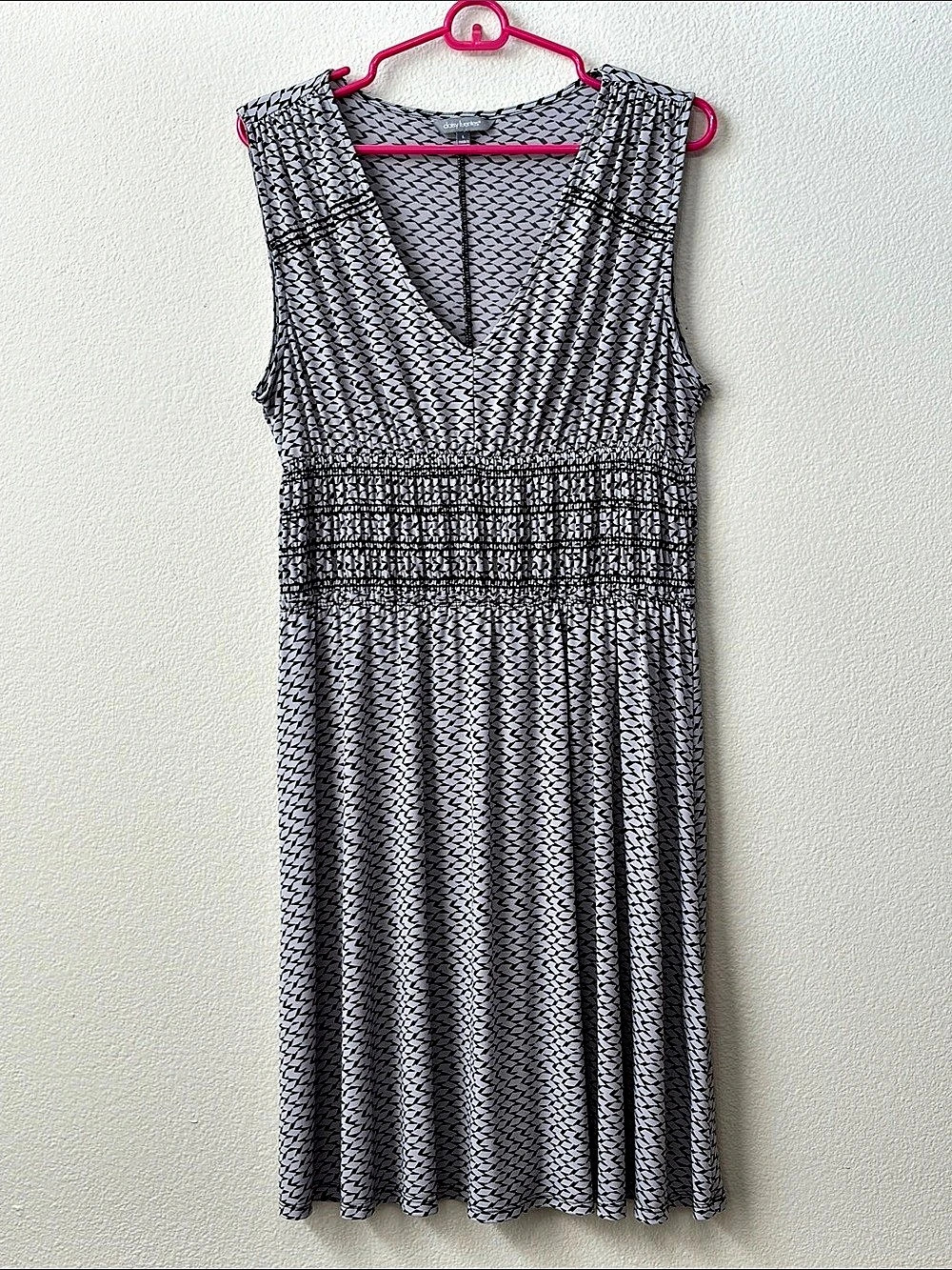 Daisy Fuentes Geometric V-Neck Dress in Gray & Black Like New